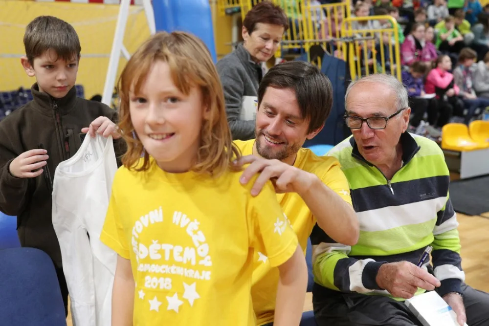 FOTO: Tomáš Rosický, Radek Štěpánek nebo Jiří Veselý soutěžili s dětmi v olomoucké Čajkaréně