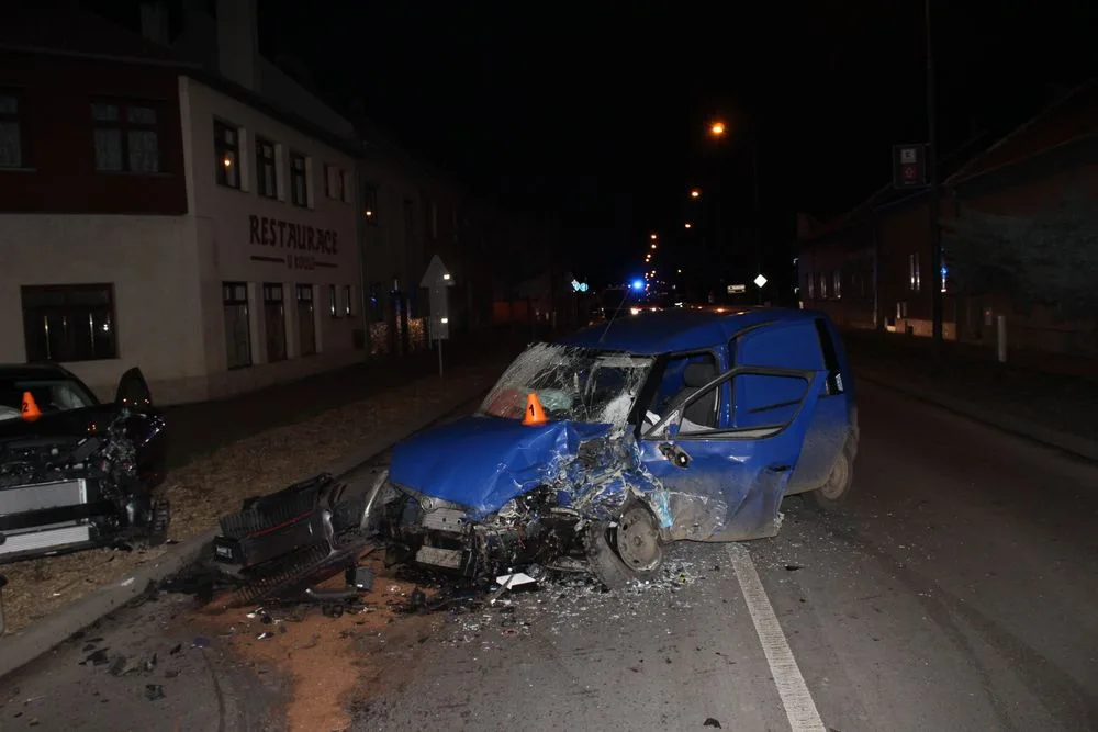Řidič nedal přednost v jízdě a zapříčinil čelní srážku dvou aut. Čtyři lidé se zranili