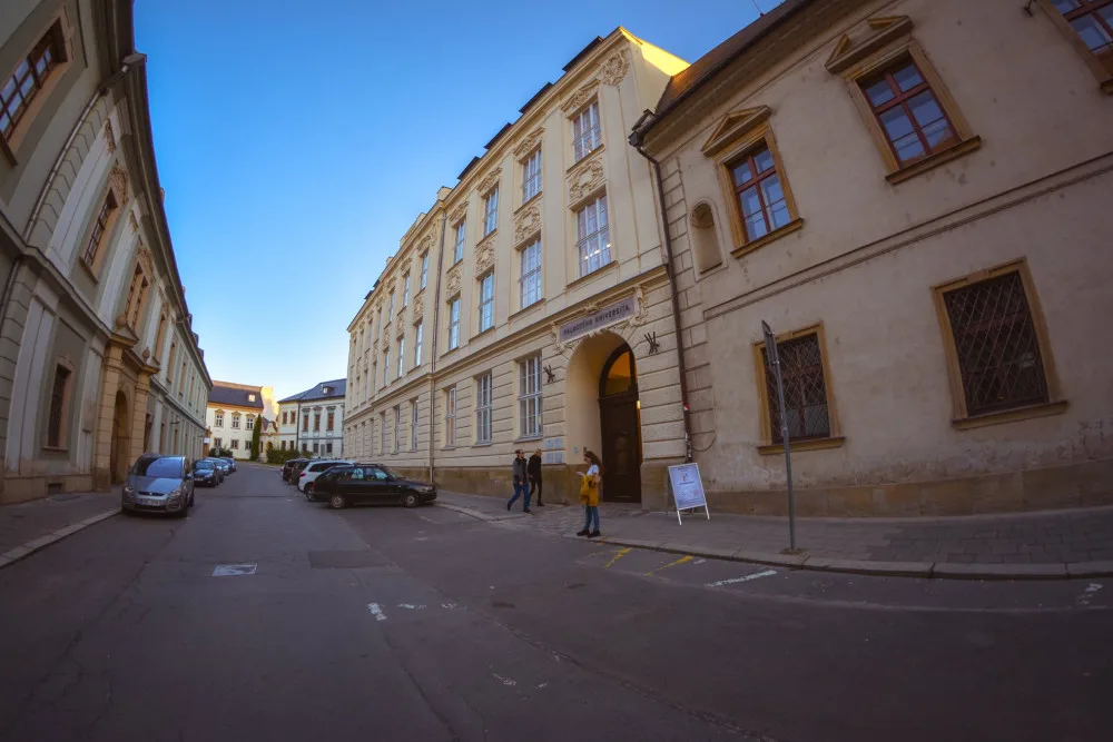 Kvůli obavě z plagiátorství zahájila Univerzita Palackého kontrolu diplomových prací