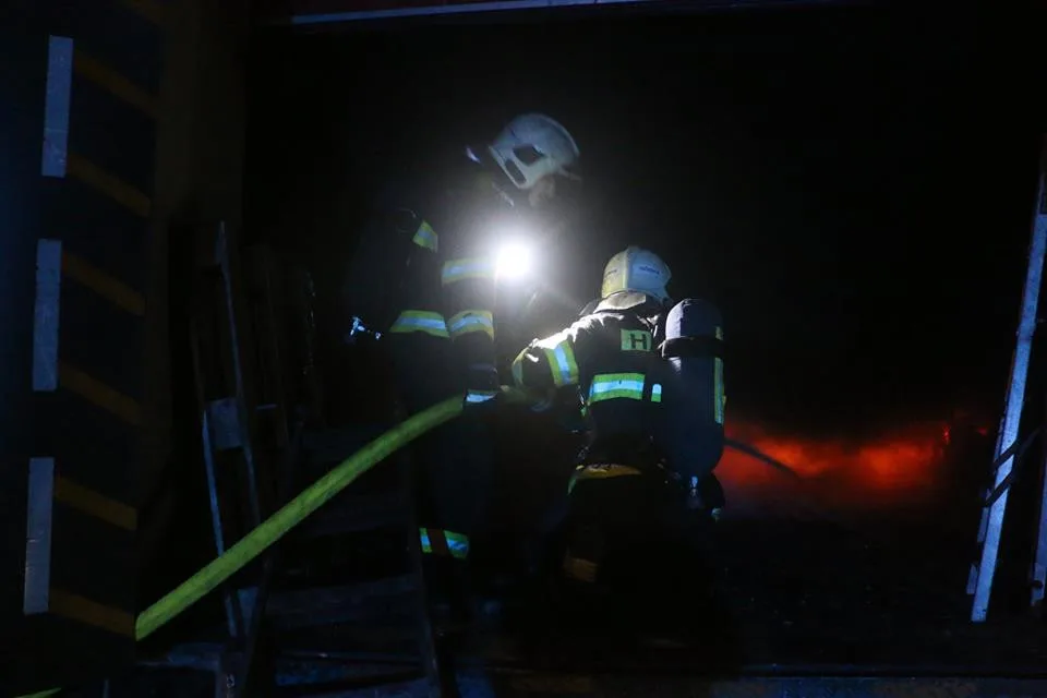 AKTUÁLNĚ: V Olomouci hoří sklady v Babíčkově ulici, obrovský požár likviduje deset jednotek hasičů