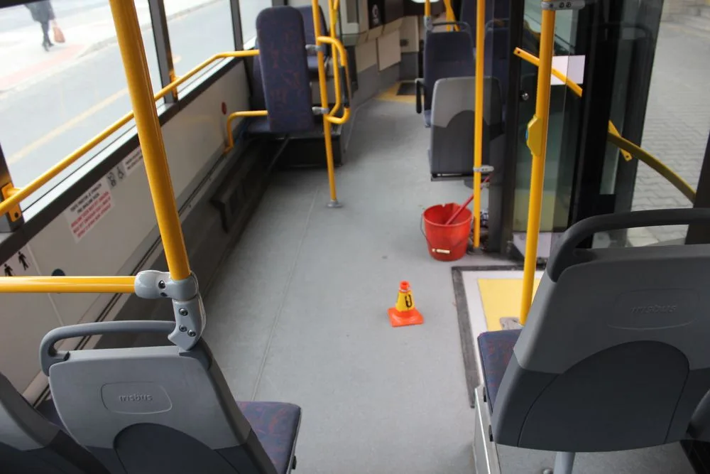 Seniorka se během jízdy v autobusu postavila a ztratila rovnováhu. Spolucestující chtěla zabránit pádu ženy, nakonec upadly obě