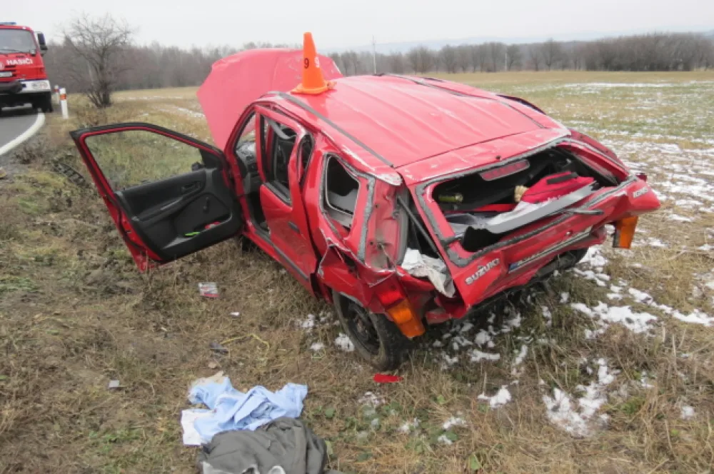 FOTO: Při tragické nehodě zemřel řidič. Auto se odmrštilo a několikrát se přetočilo přes střechu
