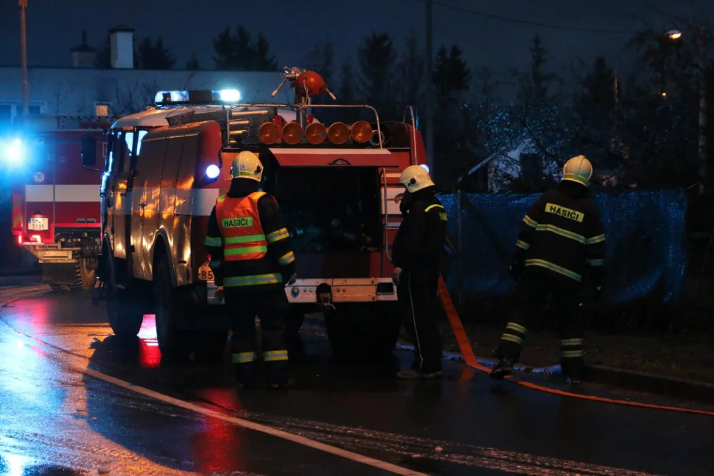 FOTO/VIDEO: Hasiči ráno likvidovali požár přístavby rodinného domu a dvou dražších aut
