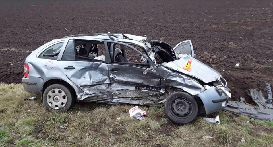 Řidič, který nedal přednost vozidlu na hlavní silnici, zemřel v nemocnici