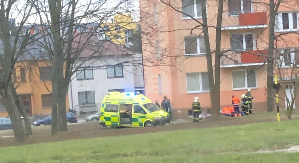AKTUÁLNĚ: Muž spadl z paneláku ve Vojanově ulici v Olomouci. Na místě zasahuje policie