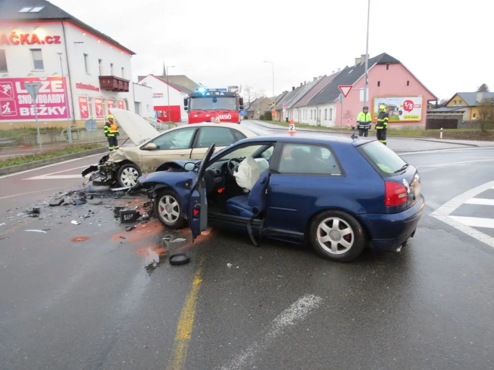 Řidička nerespektovala dopravní značku a nedala na křižovatce přednost v jízdě. Došlo k nehodě, při které se zranili čtyři lidé