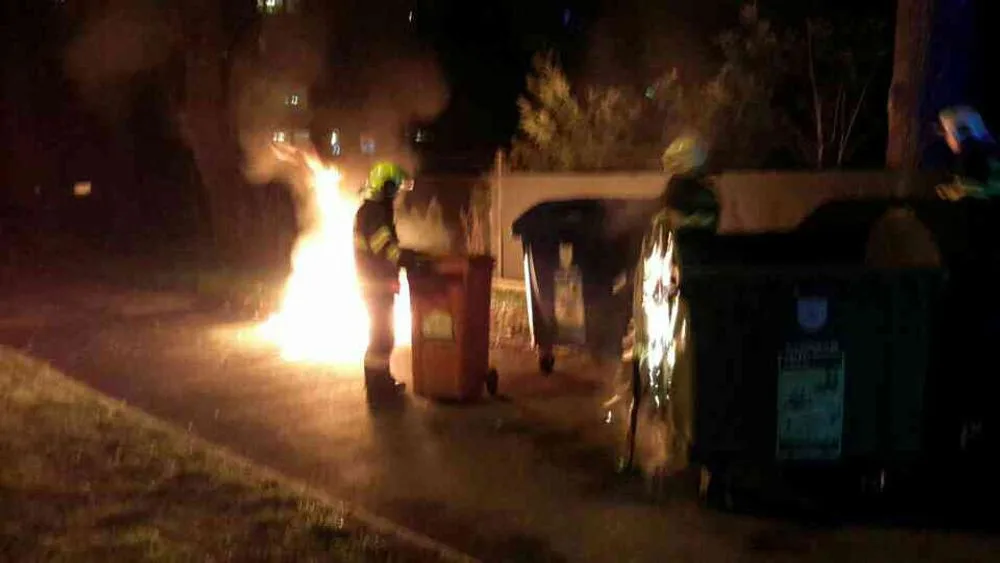 Během silvestrovské noci hasiči likvidovali jen požáry popelnic. Policie řešila dopravní nehody a stížnosti