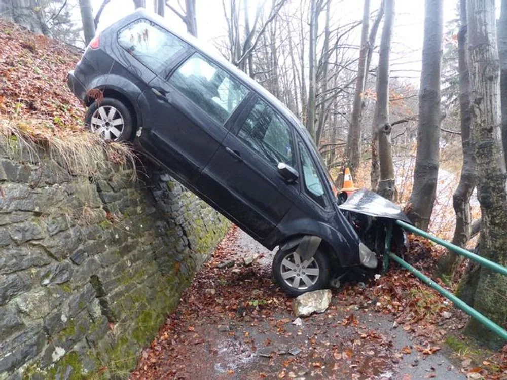 Řidič po zaparkování špatně zatáhl ruční brzdu, auto se rozjelo z kopce dolů a zastavilo až o zábradlí