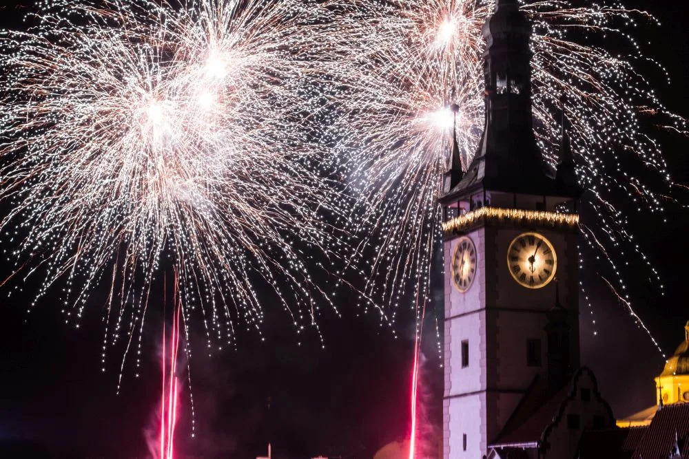 FOTO/VIDEO: Olomoucký novoroční ohňostroj přilákal na Horní náměstí stovky lidí