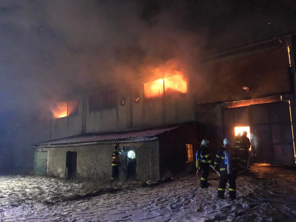 FOTO/VIDEO: Rozsáhlý požár skladu s balíky slámy likvidují hasiči od včerejška