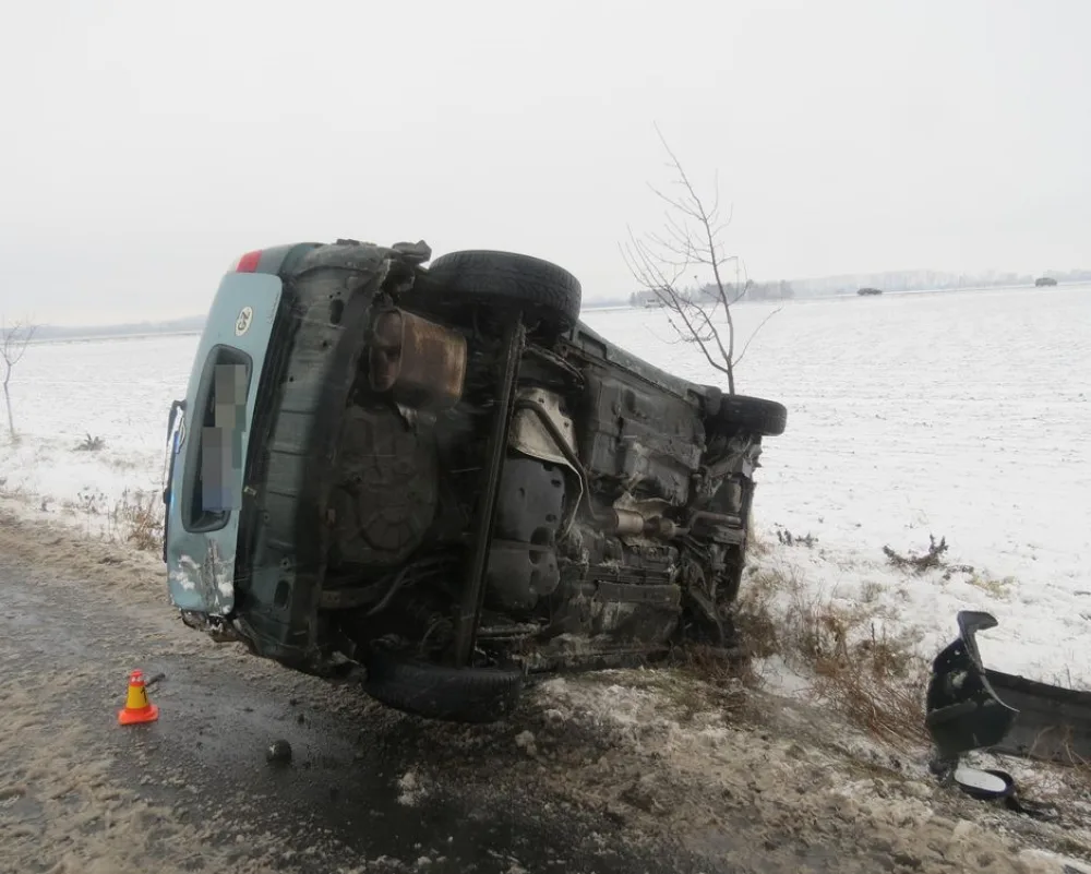 Řidička jela příliš rychle a dostala smyk. Po nehodě byla převezena do nemocnice