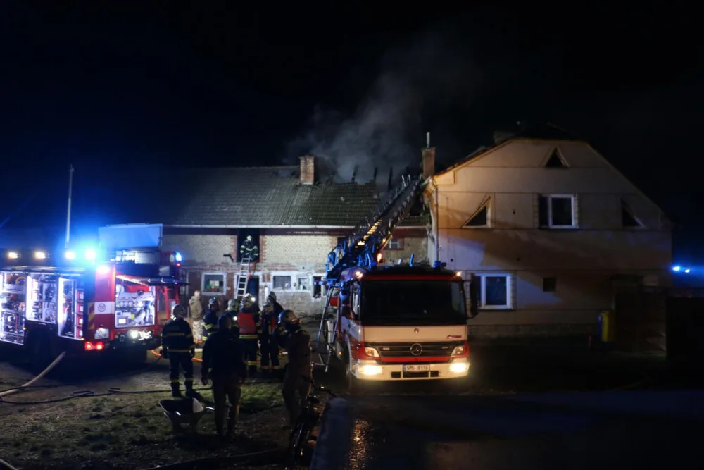 FOTO/VIDEO: Ve Střeni hořela střecha rodinného domu a přístavba, kde bylo uskladněno seno