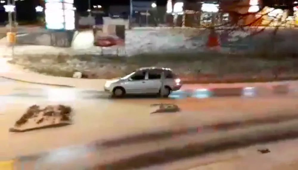VIDEO: Brzdy k ničemu. Svědkové natočili auto, které nemělo na kruháči na Horním lánu šanci