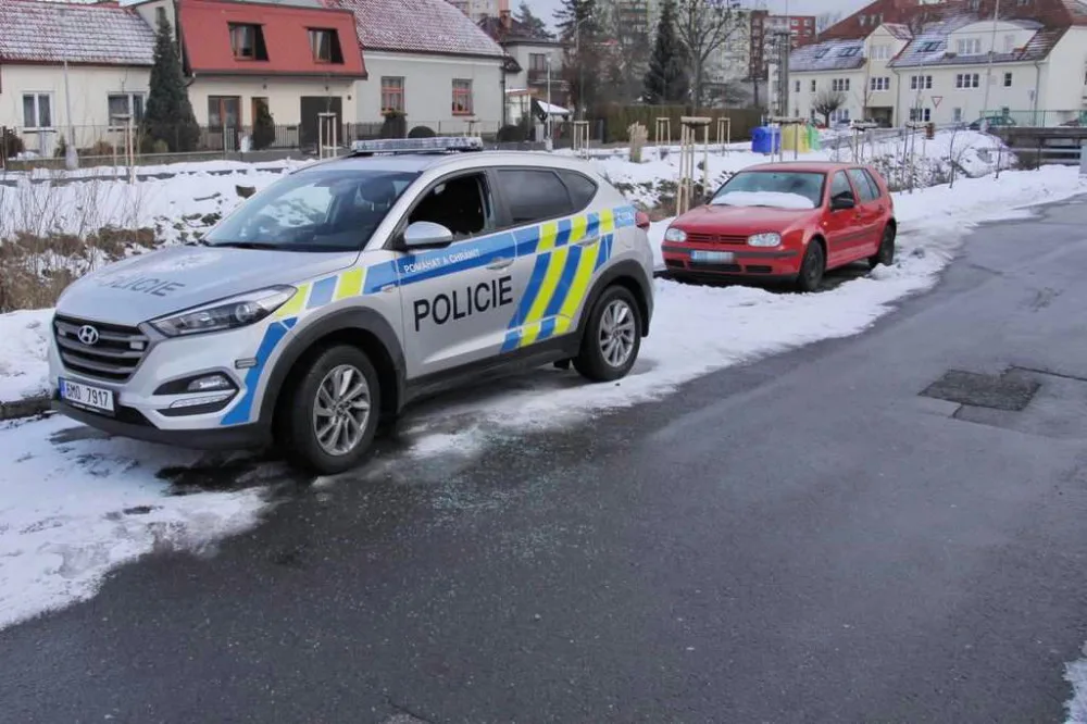 FOTO: Mladík bezdůvodně zaútočil na policistu, který seděl v autě. Na služebně pak prokopl dveře