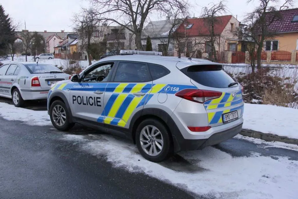 FOTO: Mladík bezdůvodně zaútočil na policistu, který seděl v autě. Na služebně pak prokopl dveře