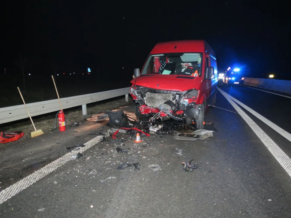 Polák dostal smyk a najel do protisměru, kde čelně narazil do auta rumunského řidiče