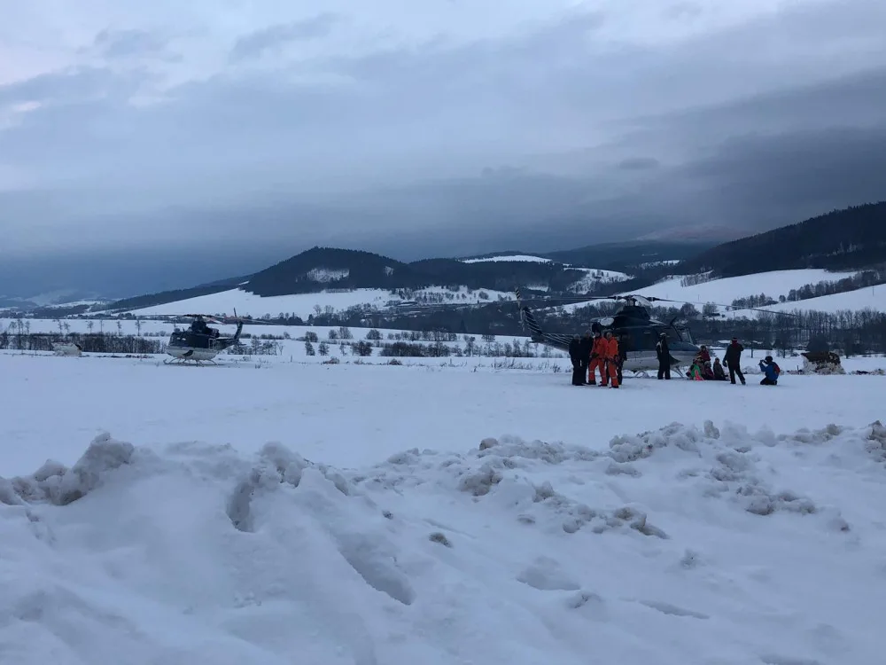 FOTO: Strom spadl na lanovku. Při evakuaci lyžařů pomáhaly dva vrtulníky i olomoučtí hasiči