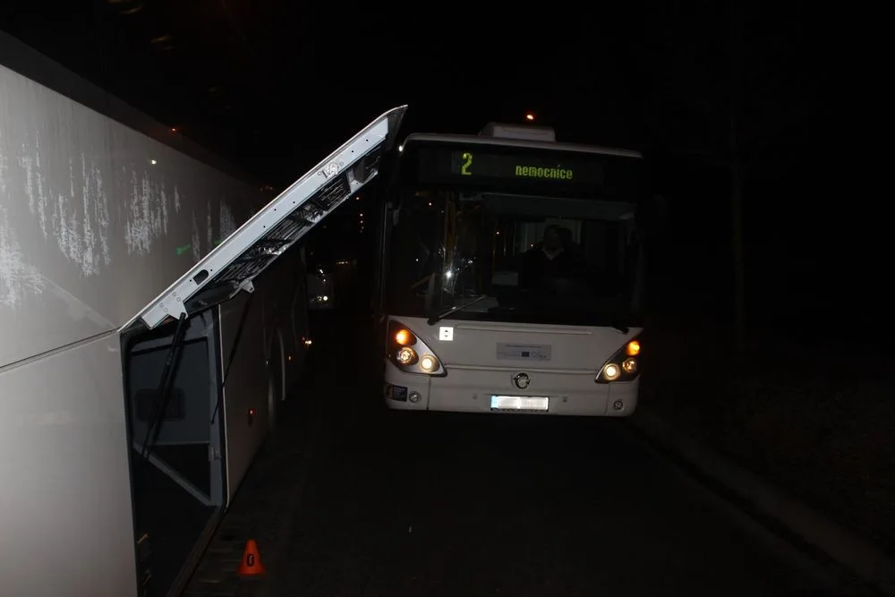 Řidič narazil autobusem do dveří zavazadlového prostoru jiného autobusu. Bude se zkoumat, kdo je na vině
