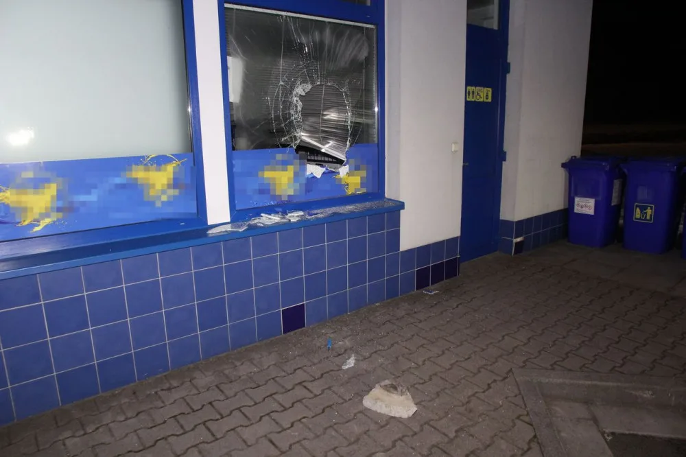 Muž se vloupal na benzínku, ze které ukradl cigarety. Policejní pes je našel v kufru auta