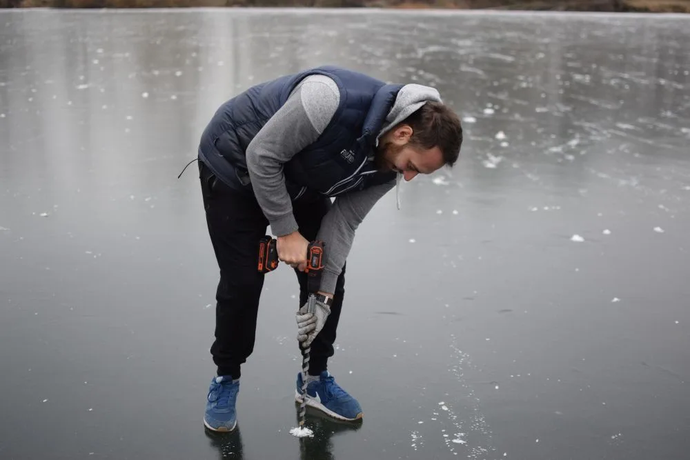 FOTO/VIDEO: Měřili jsme tloušťku ledu na Poděbradech. O víkendu by mělo být bruslení bezpečné