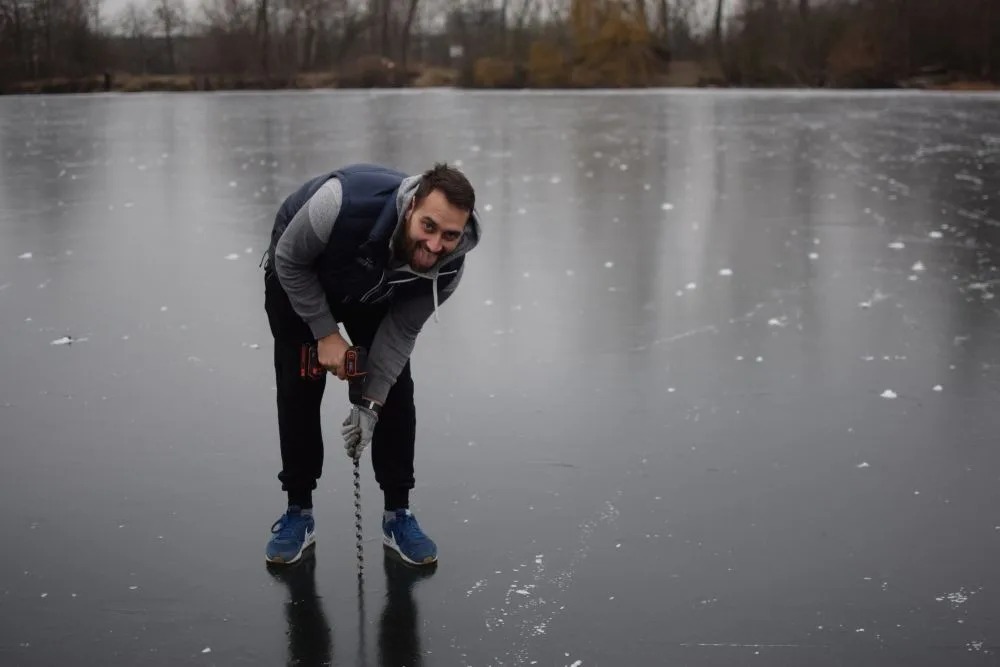 FOTO/VIDEO: Měřili jsme tloušťku ledu na Poděbradech. O víkendu by mělo být bruslení bezpečné