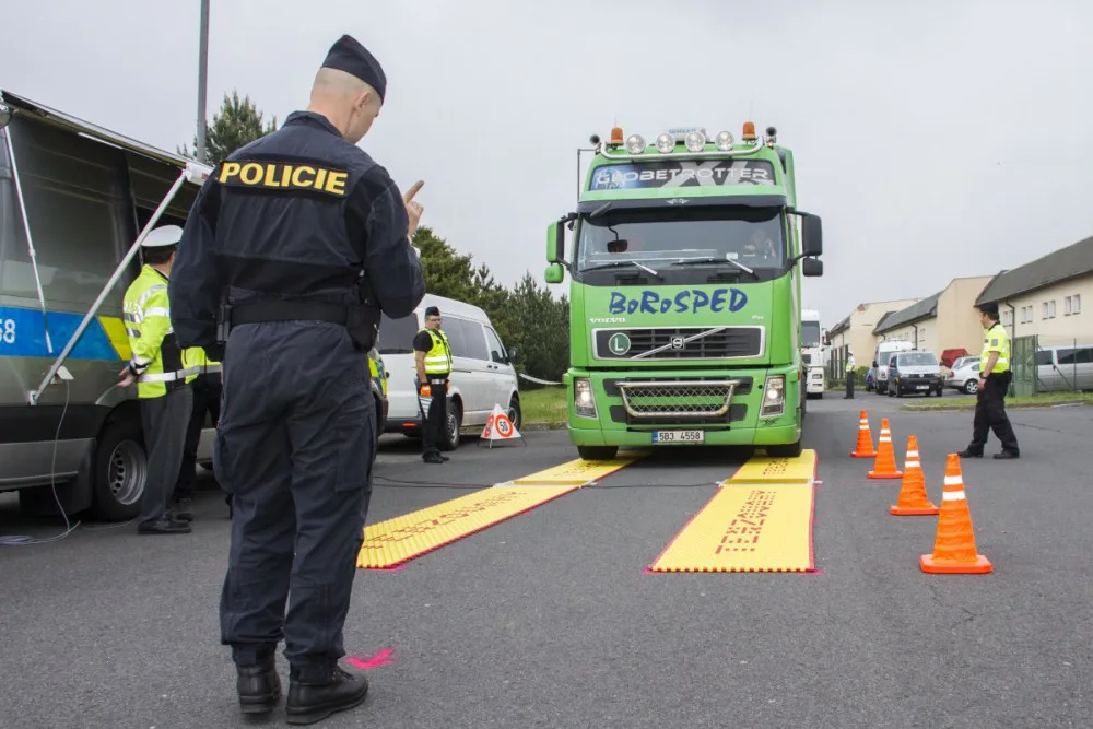 Přetížená auta odhalí vysokorychlostní váhy. Olomoucký kraj tak chce ochránit silnice