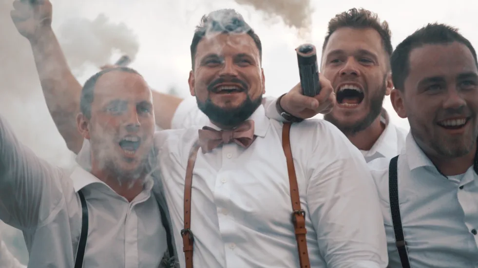 VIDEO: Snažím se splynout s hosty svatby, pak vzniknou nejlepší záběry, říká tvůrce svatebních videí Martin Tellinger