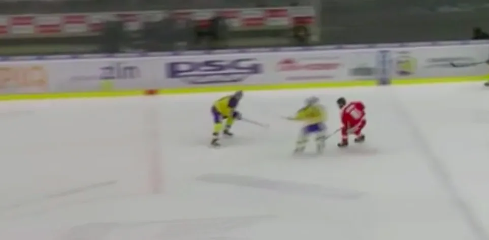 VIDEO: Při zápasu ve Zlíně Petra Koloucha ošklivě sestřelil Zdeněk Okál a zlomil mu nos