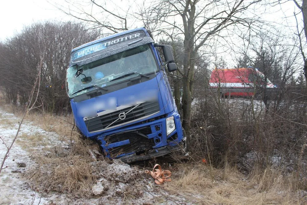 Policie hledá svědky nebezpečné jízdy opilého řidiče v kamionu. Ten po čtyřech kilometrech na dálnici havaroval