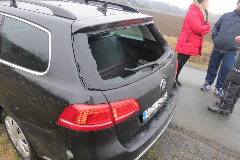 Řidička vjela na červenou na železniční přejezd, kde uvízla. Aby se zachránila, musela prorazit závoru