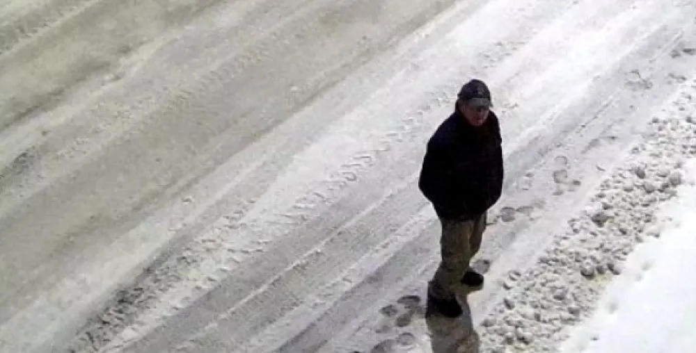 VIDEO: Policie pátrá po muži, který nejdřív rozbil dlaždicí dveře a pak chtěl hrablem na sníh rozbít zeď