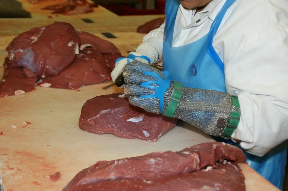 Téměř šedesát kilogramů polského hovězího skončilo v restauracích, další maso prodali v řeznictvích