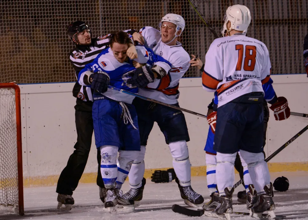 Winter Classic nechyběly góly ani bitka. Olomouc porazila Bratislavu 3:2 po prodloužení
