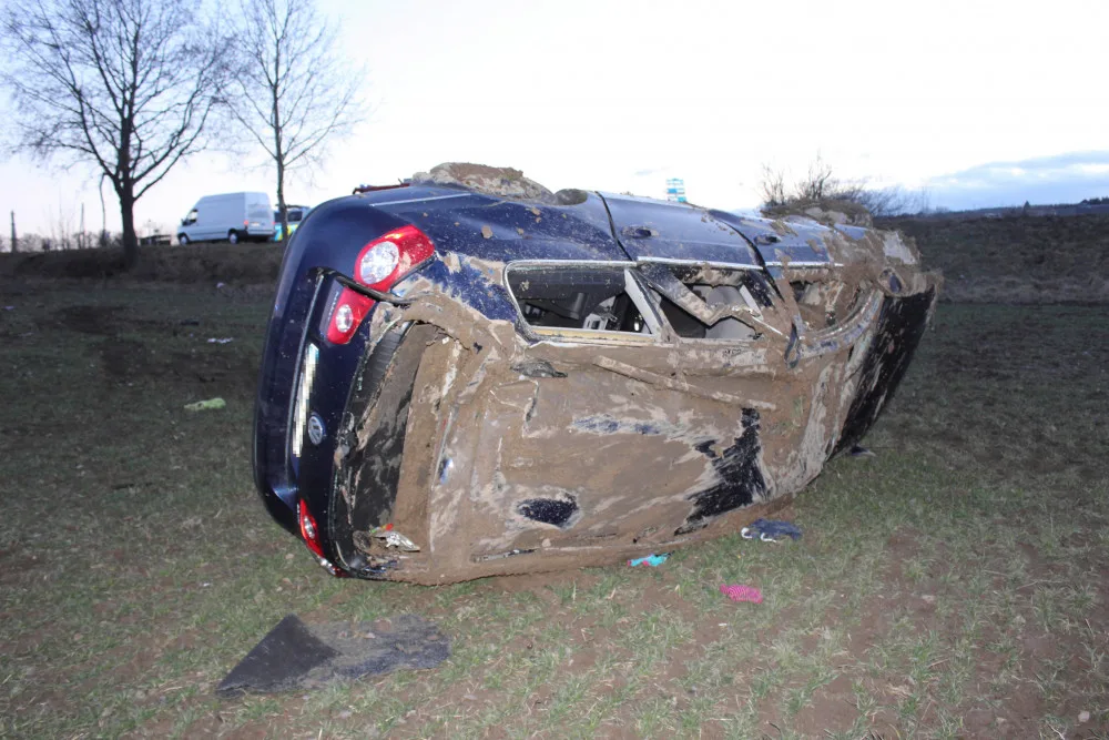 U Řimic se v křižovatce střetla dvě auta, Passat skončil po kotrmelcích daleko v poli