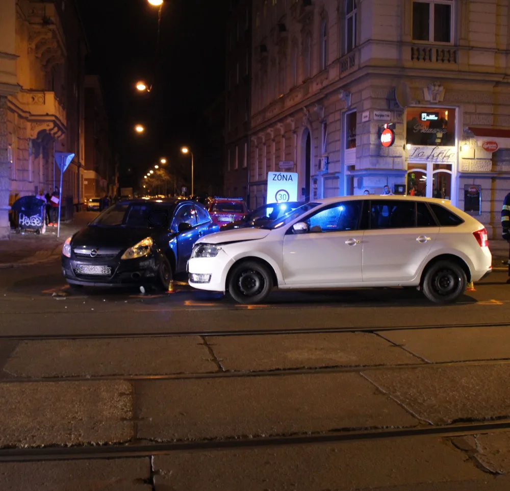 Při nehodě v Masarykově ulici byla zraněna řidička i její nezletilá spolujezdkyně
