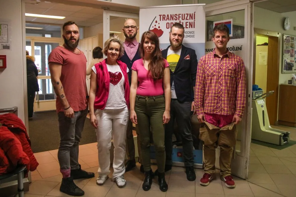 FOTO: Olomoucká Drbna a Vaulteři darovali krev. Transfuzka se převlékla do růžového