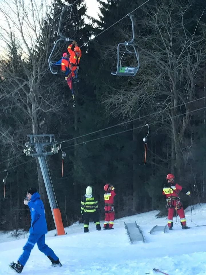 FOTO: Ve Filipovicích se zastavila lanovka, hasiči museli 39 lidí evakuovat