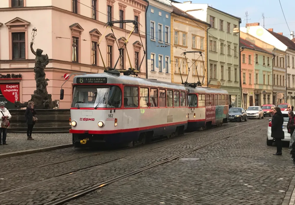 VIDEO: Tramvaje kolem Galerie Moritz jezdí krokem, vlivem počasí se poškodily koleje