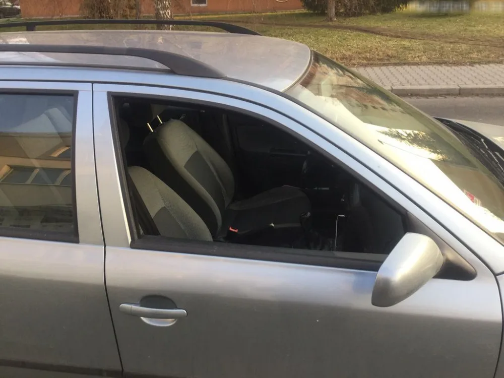 V Ibsenově ulici parkovala Octavia se staženým okénkem. Strážníci majitelku auta našli
