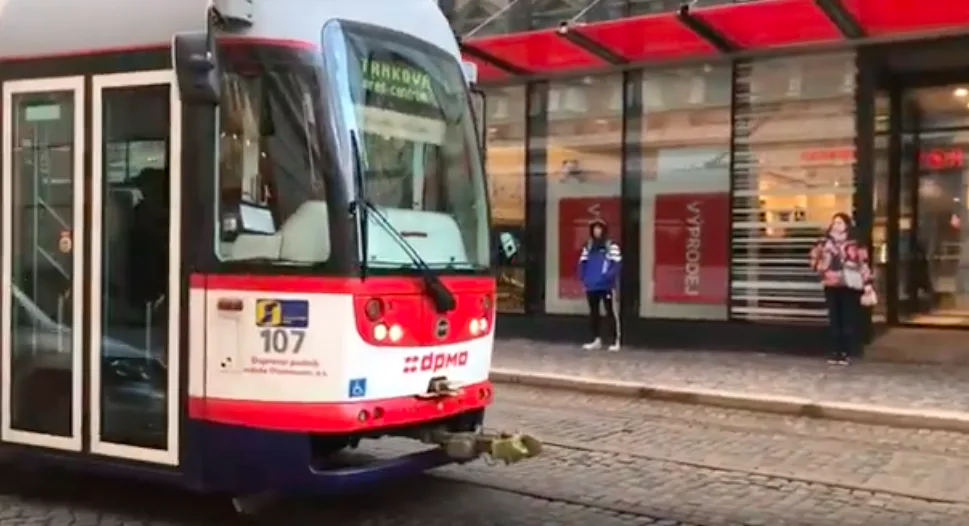 Po dnešních kontrolách jezdí tramvaje u Galerie Moritz sníženou rychlostí kratší úsek, oprava kolejí se posune