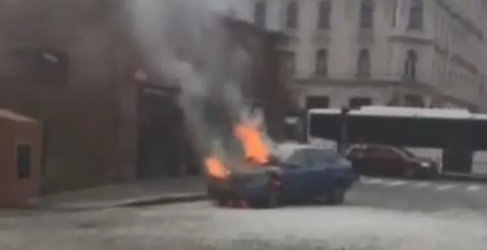 FOTO/VIDEO: V Pavelčákově ulici v Olomouci hořelo auto. Za jízdy se začalo kouřit zpod kapoty