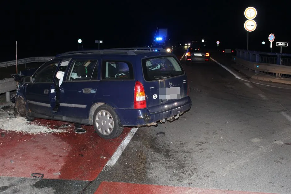 FOTO: U Šternberka se v křižovatce střetla dvě auta, oba šoféři se zranili