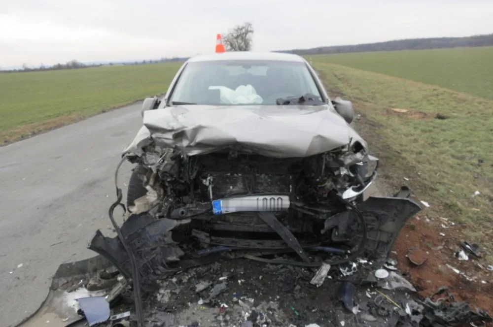 Řidiči se zablokovalo řízení a přejel do protisměru, kde naboural do auta s přívěsem. Nehoda si vyžádala několik zraněných