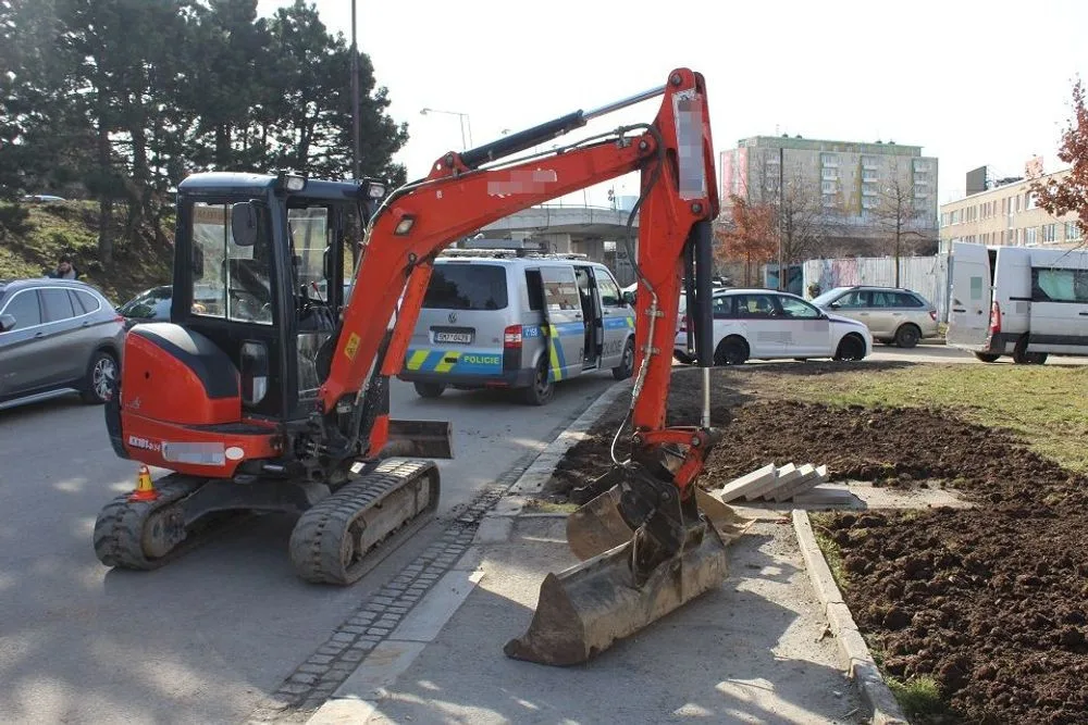 Řidiči bagru se zhoupla nákladová lžíce a narazila do zaparkovaného auta
