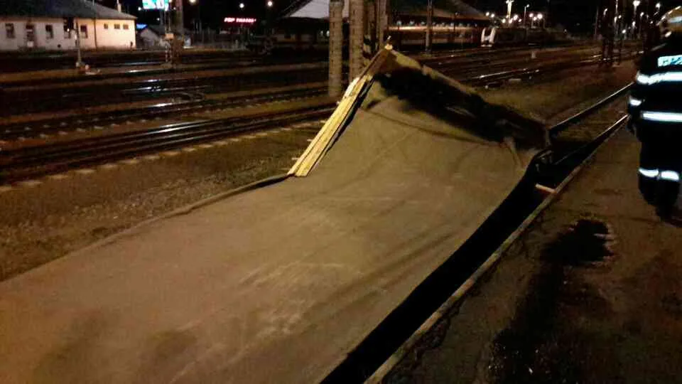 FOTO/VIDEO: Hasiči v noci vyjížděli k desítkám případů. Z nádraží se utrhla střecha, stromy padaly do kolejišť a na silnice