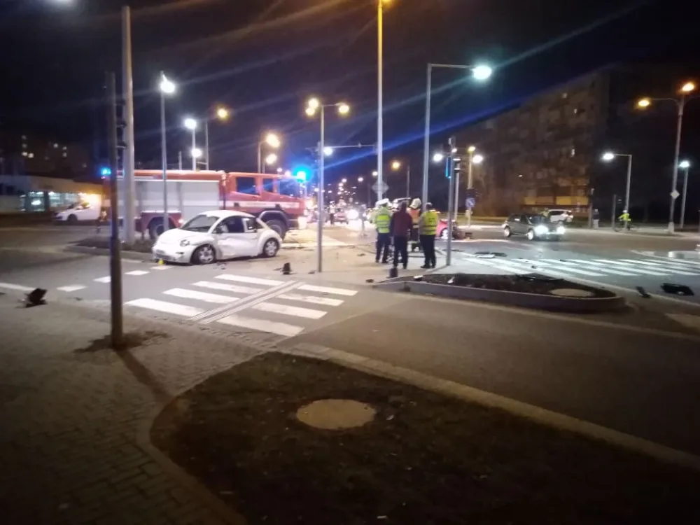 Na křižovatce Velkomoravské a Rooseveltovy se srazila dvě auta. Nehoda přerušila světelnou signalizaci
