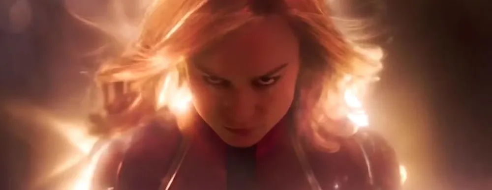 RECENZE: Captain Marvel je průměrný komiks, kde chlapi hrají druhé housle