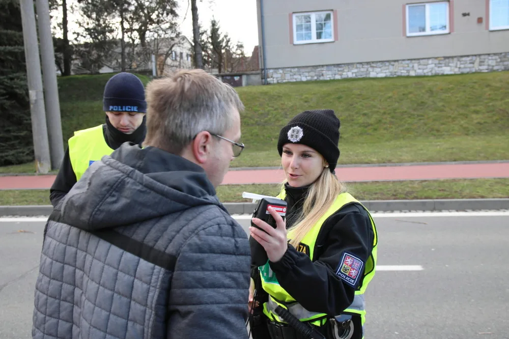 V těchto dnech probíhá dopravně bezpečnostní akce. Policisté se zaměřují i na telefonování během jízdy