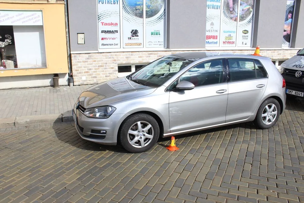 Senior škrábl auto na parkovišti a ujel. Když ho vypátrala policie, zapíral