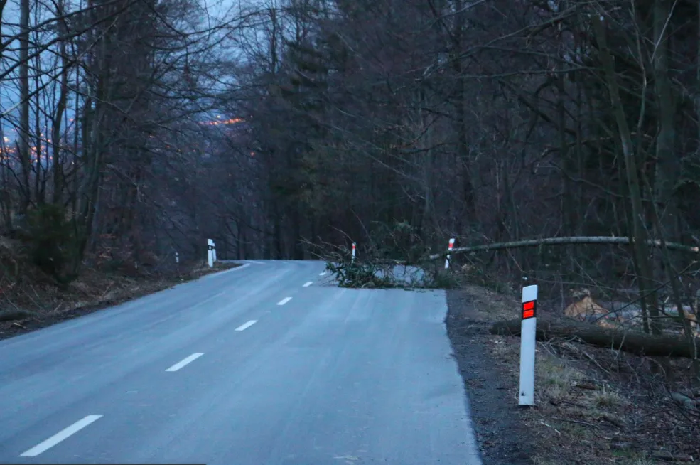 FOTO: V hlavní roli opět silný vítr. Hasiči ve středu vyjížděli k téměř dvaceti případům